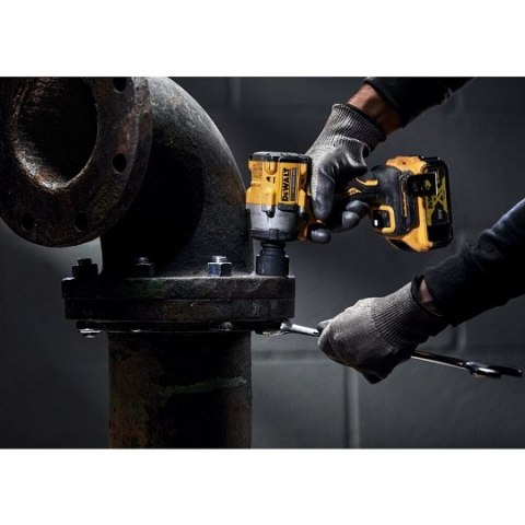 DEWALT Akumulatorowy Klucz udarowy 1/2' XR 18V 0*AH 610 NM