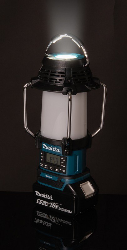 MAKITA Odbiornik Radio wy Z LAMPĄ I LATARKĄ 18V FM BLUETOOTH USB
